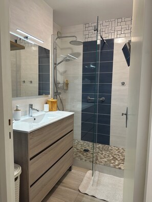 Dusche, Haartrockner, Handtücher, Seife
