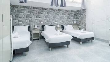 1 Schlafzimmer, Schreibtisch, Bügeleisen/Bügelbrett, Reisekinderbett