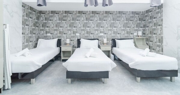 1 間睡房、書桌、熨斗/熨衫板、可攜式嬰兒床