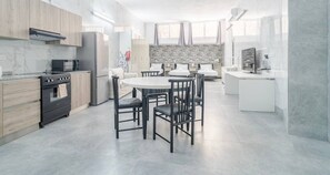 Fridge, microwave, oven, stovetop - Studio with Full Kitchen & 3 Beds in Tarxien (Tarxien)