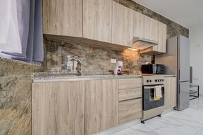 Kjøleskap, ovn, kaffetrakter/tekoker og brødrister