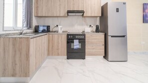 Kjøleskap, ovn, kaffetrakter/tekoker og brødrister