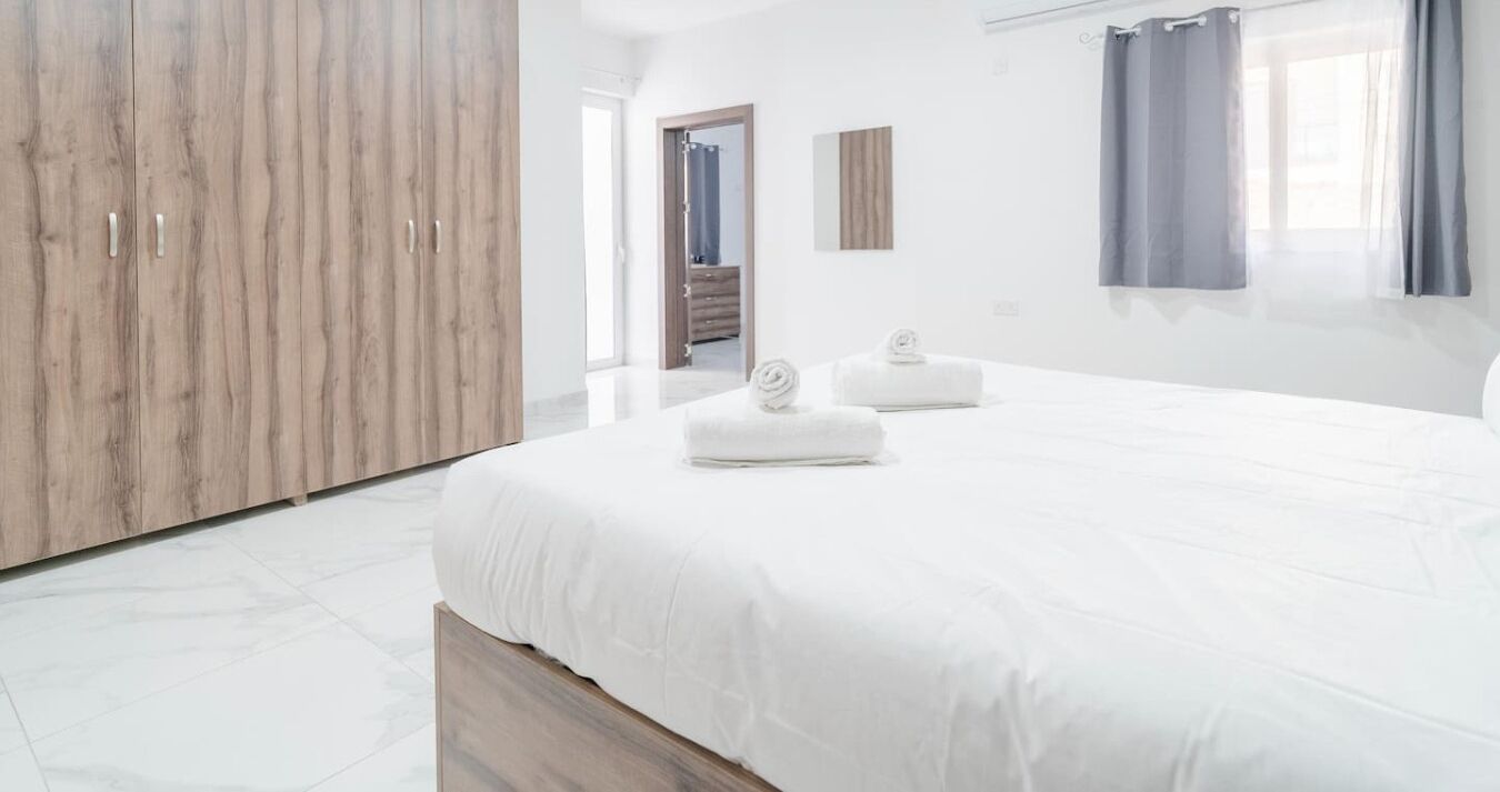 2 soverom, skrivebord, strykejern/-brett og wi-fi