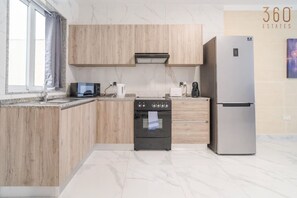 Frigorífico, horno, cafetera o tetera y tostadora
