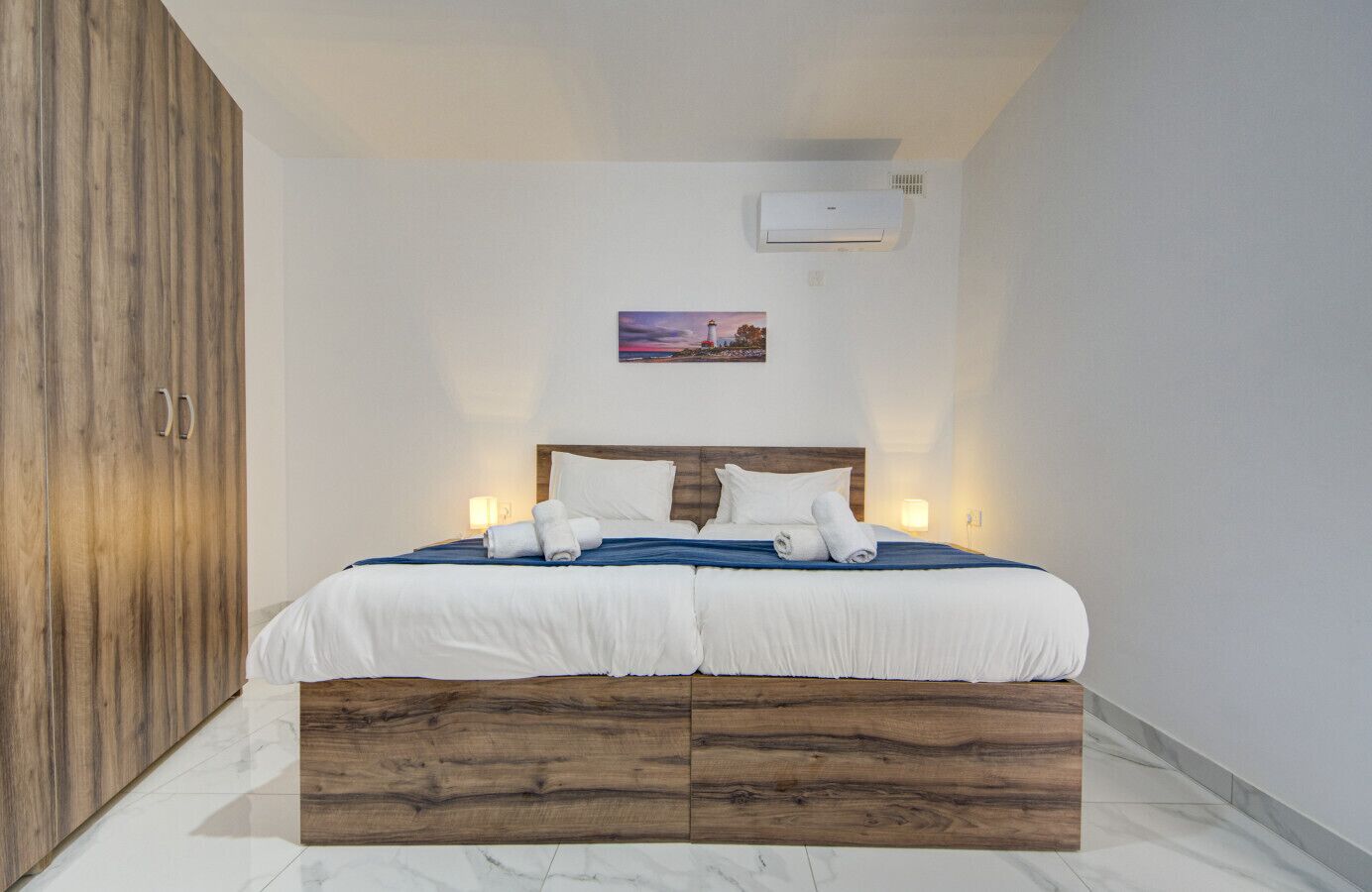 1 dormitorio, escritorio, tabla de planchar con plancha y cuna de viaje