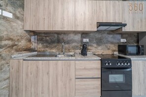 Mikrowelle, Ofen, Herdplatte, Wasserkocher mit Kaffee-/Teezubehör