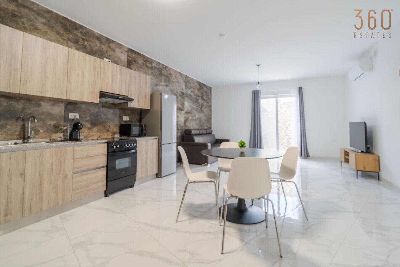 Een microgolfoven, een oven, een kookplaat