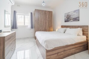 1 slaapkamer, een bureau, een strijkplank/strijkijzer, wifi