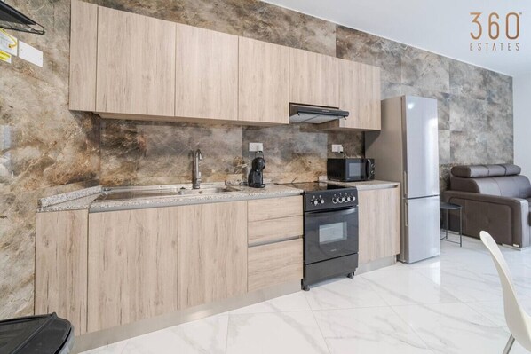 Een microgolfoven, een oven, een kookplaat