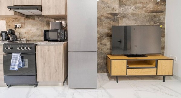 Refrigerador, horno, parrilla de estufa y cafetera y tetera 