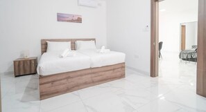 1 habitación, escritorio, tabla de planchar con plancha y wifi 