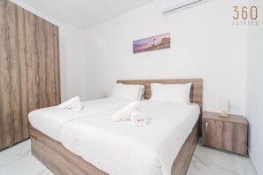 1 dormitorio, escritorio, tabla de planchar con plancha y cuna de viaje
