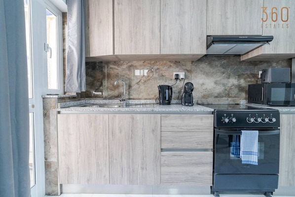 Frigorífico, horno, placa de cocina y cafetera o tetera