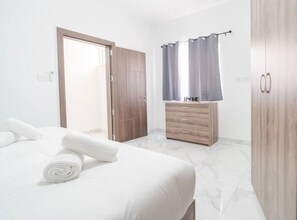 1 Schlafzimmer, Schreibtisch, Bügeleisen/Bügelbrett, Reisekinderbett