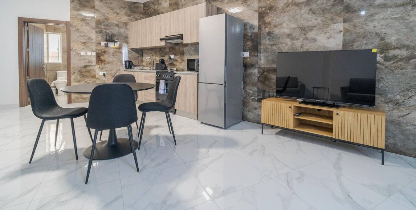 Wasserkocher mit Kaffee-/Teezubehör, Kühlschrank, Mikrowelle, Ofen