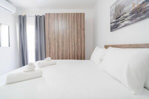 1 Schlafzimmer, Schreibtisch, Bügeleisen/Bügelbrett, Reisekinderbett