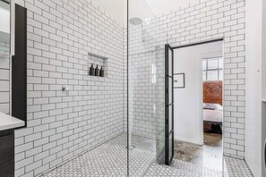 Shower, hair dryer, towels, shampoo - A New York Writer's Loft in Fitzroy (Fitzroy)