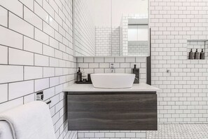 Shower, hair dryer, towels