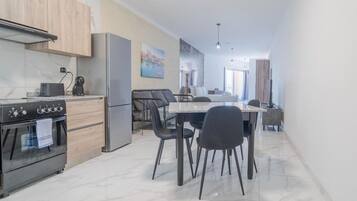 Coffee/tea maker, fridge, microwave, oven
