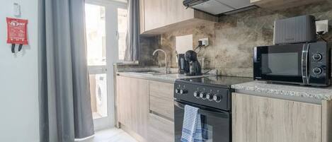 Een koelkast, een microgolfoven, een oven, een kookplaat