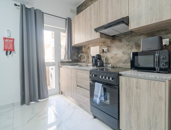 ثلاجة، ميكروويف، فرن، موقد طهي مسطح