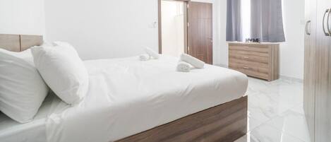 1 habitación, escritorio, tabla de planchar con plancha y wifi