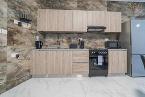 Kühlschrank, Mikrowelle, Ofen, Herdplatte