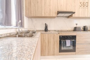 Refrigerador, microondas, placa de cocina, lavavajillas