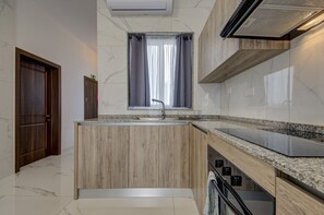 Kjøleskap, mikrobølgeovn, kokeplater og oppvaskmaskin