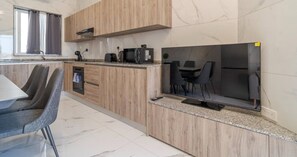 Fridge, microwave, stovetop, dishwasher