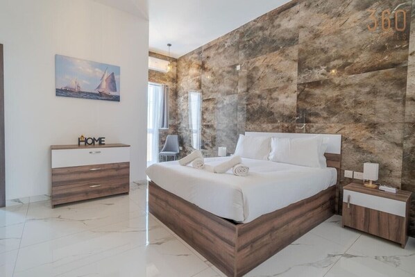 4 bedrooms, desk, iron/ironing board, WiFi