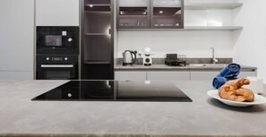 ثلاجة، ميكروويف، فرن، موقد طهي مسطح