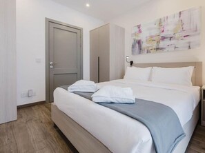 3 Schlafzimmer, Schreibtisch, Bügeleisen/Bügelbrett, Reisekinderbett