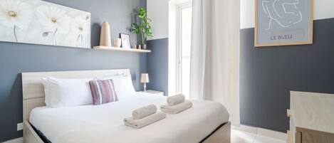 1 habitación, escritorio, tabla de planchar con plancha y wifi