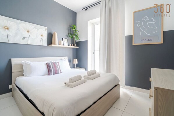 1 dormitori, escriptori, planxa i posts de planxar i wifi 