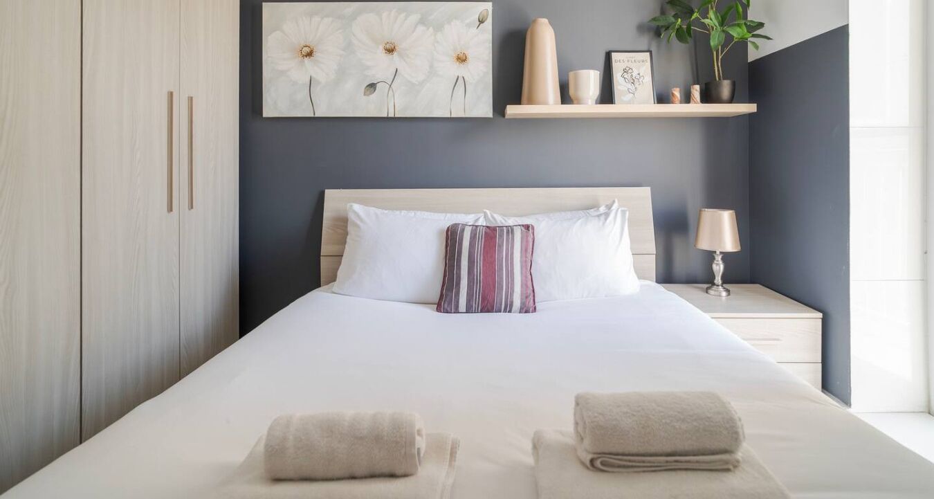 1 Schlafzimmer, Schreibtisch, Bügeleisen/Bügelbrett, Reisekinderbett