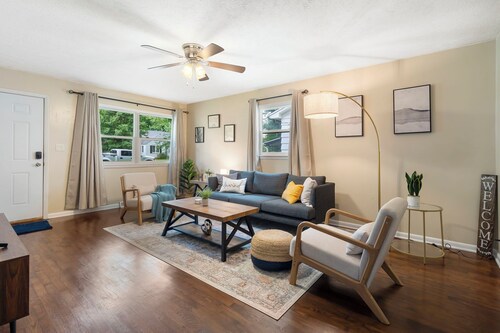  Chic Bungalow  Private Gym + Office  Weekly & Monthly  Near Bass Pro & Branson"