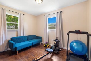 Fitness facility - Chic & Rustic Bungalow 3-bd house w/fitness room & WiFi in peaceful Springfield (Springfield)