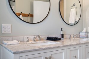 Hair dryer, towels, soap, toilet paper - Chic & Rustic Bungalow 3-bd house w/fitness room & WiFi in peaceful Springfield (Springfield)