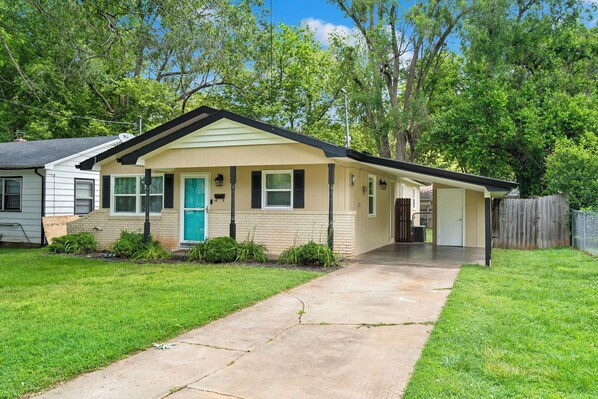 Exterior - Chic & Rustic Bungalow 3-bd house w/fitness room & WiFi in peaceful Springfield (Springfield)