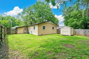 Exterior - Chic & Rustic Bungalow 3-bd house w/fitness room & WiFi in peaceful Springfield (Springfield)