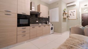 Een koelkast, een microgolfoven, een oven, een kookplaat