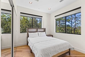 5 bedrooms, iron/ironing board, WiFi, bed sheets