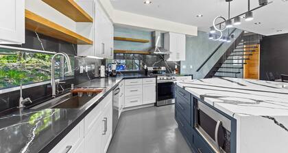 Navigate Stays Brand New Designer Mountain Home