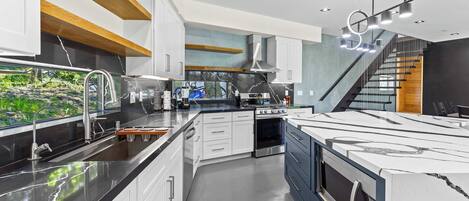 Køleskab, mikrobølgeovn, ovn, kogeplade