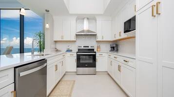 Jääkaappi, mikroaaltouuni, liesi, astianpesukone