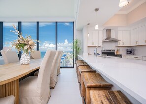 Réfrigérateur, micro-ondes, plaque de cuisson, lave-vaisselle