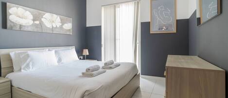 1 habitación, escritorio, tabla de planchar con plancha y wifi