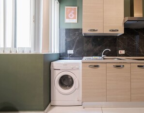 ثلاجة، ميكروويف، فرن، موقد طهي مسطح