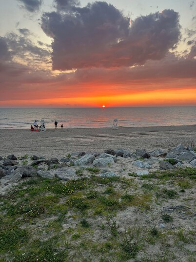 Turquoise by the lake